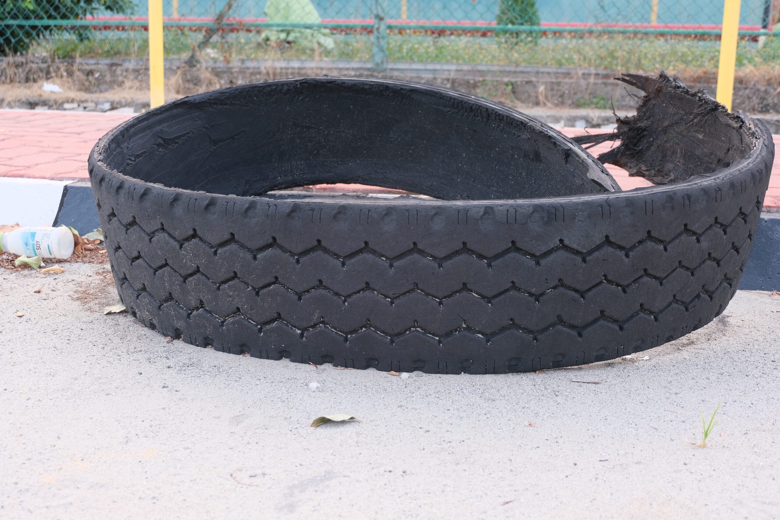 Semi-truck hauling trash overturned on I-20 in Dallas, blocking lanes and causing traffic delays